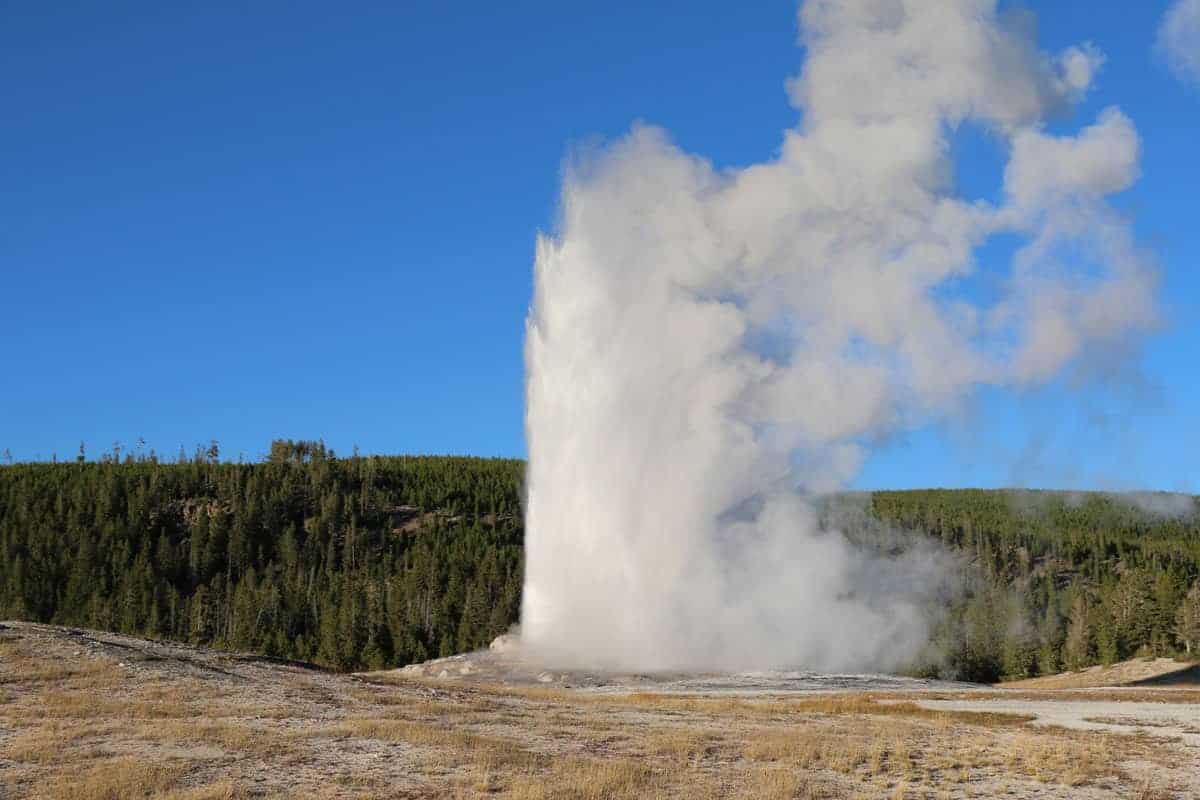 old-faithful-geyser-yellowstone-national-park